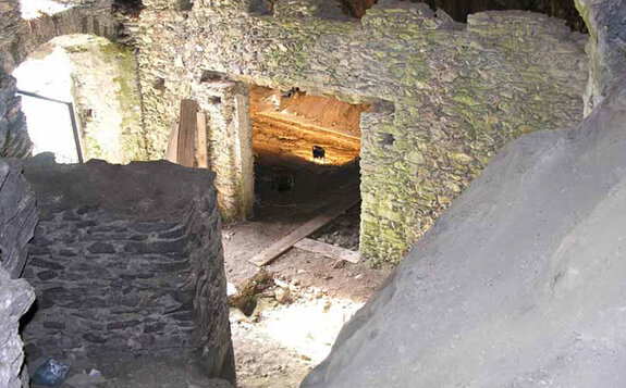 links Eingangsbereich der Höhle vom östlichen Kamin aus