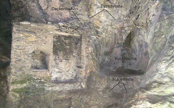 Ostwand der Höhle, rechts vermutlich zu Kochzwecken