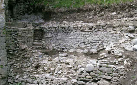 Altﬁnstermünz 2005. Blick auf die Reste der „Bastei“ nordöstlich des Torturms