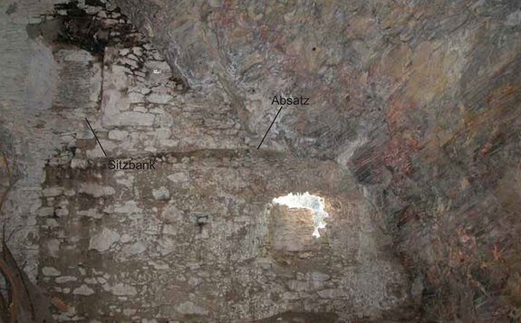 Westlicher und älterer Teil der Abmauerung des Höhleneingangs